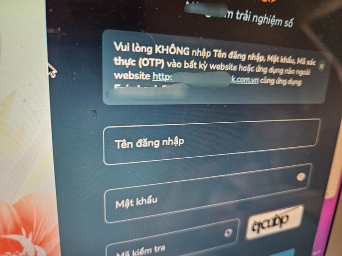 Người dùng cần kiểm tra kỹ các thông tin trước khi chuyển khoản, giao dịch online để tránh chuyển nhầm. Ảnh: Lam Giang