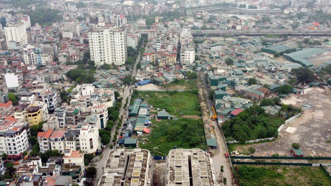 Dự án NƠXH Udic Eco Tower (huyện Thanh Trì) hiện đang được quây tôn, chưa có hoạt động xây dựng nhưng được môi giới chào bán rầm rộ.