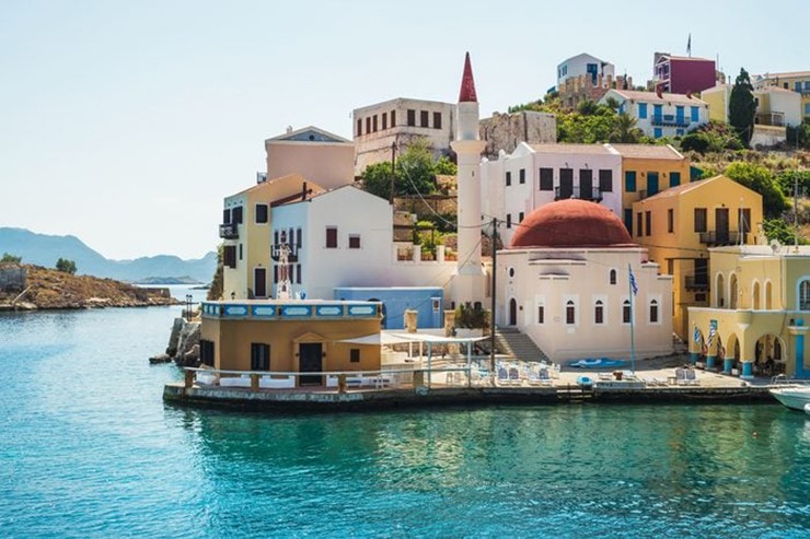 Kastellorizo, Hy Lạp: Kastellorizo có khung cảnh tráng lệ, bầu không khí Địa Trung Hải và nhất là điểm thu hút nổi tiếng nhất Blue Cave đầy ngoạn mục. Hòn đảo bình dị này chắc chắn sẽ khiến các du khách ấn tượng và hài lòng.
