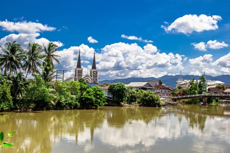 Chanthaburi, Thái Lan: Nằm cách thủ đô Bangkok của Thái Lan chỉ 3 giờ lái xe,&nbsp;Chanthaburi&nbsp;có rất nhiều những ngôi chùa Phật giáo, các khu chợ đầy màu sắc cùng nhiều ngôi đền lịch sử. Gần đó, công viên quốc gia Namtok Phlio có nhiều đầm phá, thác nước, những ngôi chùa rêu phong, rừng ngập mặn và động vật hoang dã kỳ lạ thật sự hấp dẫn.
