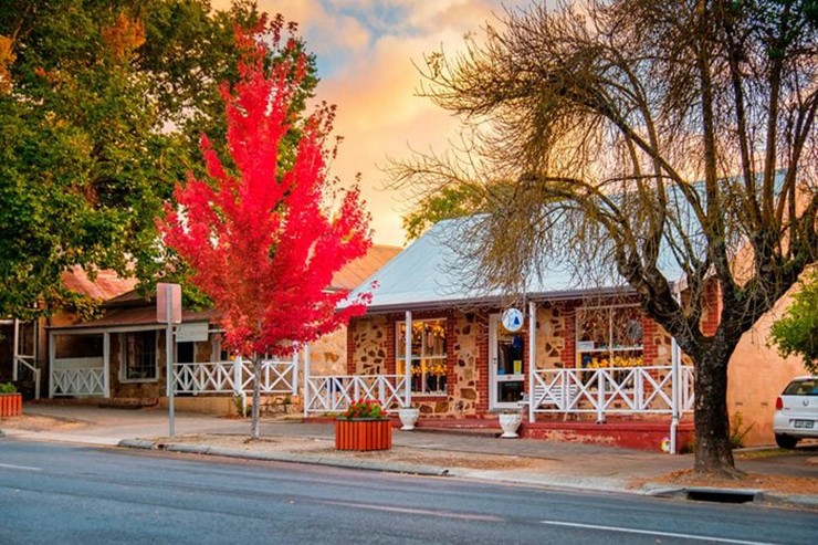 Hahndorf, Úc: Hahndorf là khu định cư Đức lâu đời nhất còn tồn tại ở Oz. Hãy đến đây để được chiêm ngưỡng kiến trúc fachwerk truyền thống, tham quan các cửa hàng thủ công, nhâm nhi bia ngon tuyệt và tìm hiểu về văn hóa địa phương tại Học viện Hahndorf.
