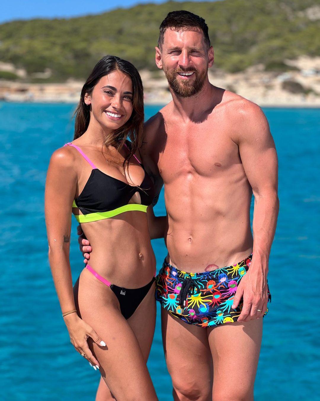 How is Messi's wife's body praised as "the most beautiful woman in the world"?  - first