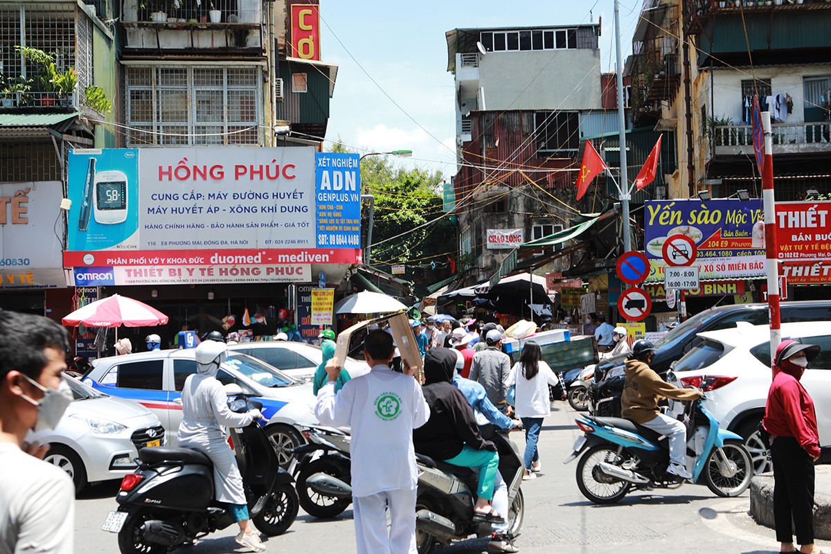 Cạnh bệnh viện nổi tiếng, “ngõ ẩm thực bình dân” đông nghịt khách giữa trưa nắng - 1