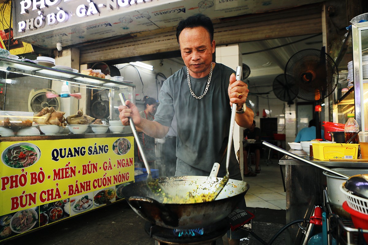 Cạnh bệnh viện nổi tiếng, “ngõ ẩm thực bình dân” đông nghịt khách giữa trưa nắng - 11