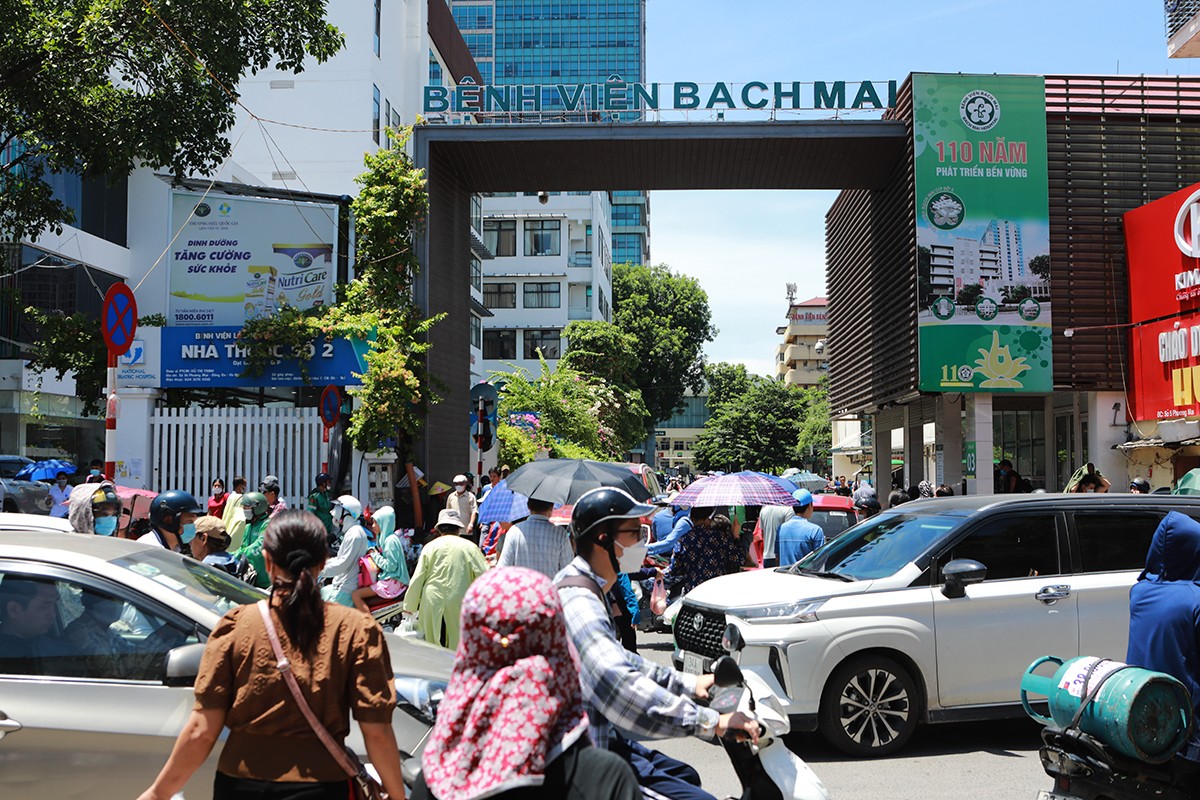 Cạnh bệnh viện nổi tiếng, “ngõ ẩm thực bình dân” đông nghịt khách giữa trưa nắng - 14