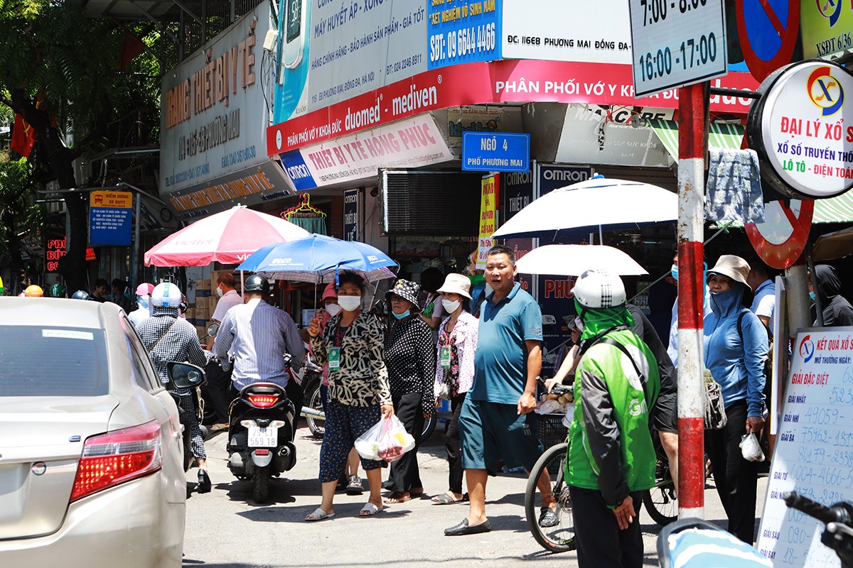 Cạnh bệnh viện nổi tiếng, “ngõ ẩm thực bình dân” đông nghịt khách giữa trưa nắng - 2