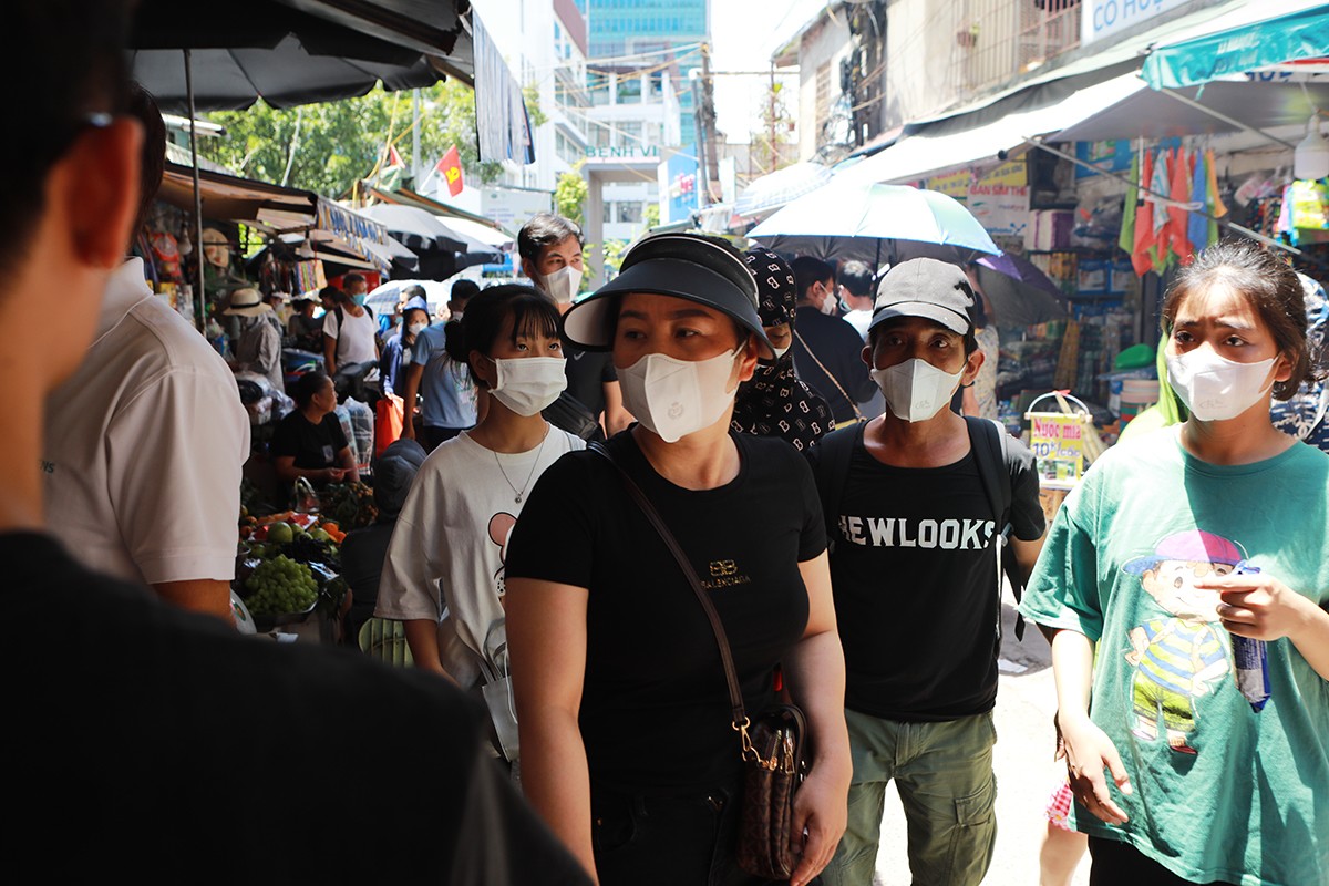 Cạnh bệnh viện nổi tiếng, “ngõ ẩm thực bình dân” đông nghịt khách giữa trưa nắng - 5