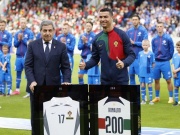 Bóng đá - Ronaldo siêu giàu lại gây sốt: Muốn mua luôn tờ báo chuyên &quot;soi&quot; mình