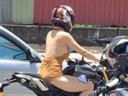 Thời trang - Nhiều cô gái mặc bikini, váy nữ sinh lái moto đi khắp phố gây tranh cãi