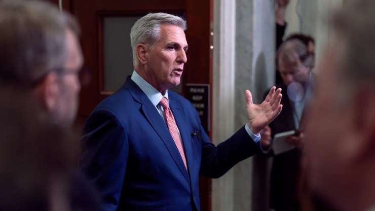 Chủ tịch Hạ viện Mỹ Kevin McCarthy trả lời phóng viên về khả năng điều tra luận tội Tổng thống Joe Biden, bên ngoài văn phòng của ông tại Điện Capitol, thủ đô Washington D.C (Mỹ) ngày 25-7. Ảnh: CNN