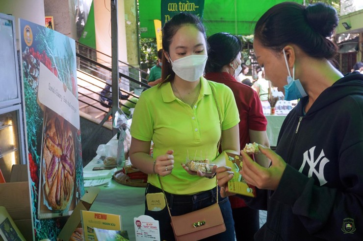 Ban ngày đi làm ở ngân hàng, tối về nhà, chị lại làm bánh từ 19 giờ tối đến 1 giờ sáng để đủ số lượng bánh trả đơn khách đã đặt.
