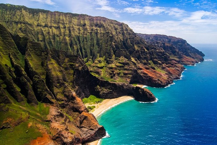 Bãi biển Honopu Kauai, Hawaii: Bãi biển Honopu thực chất là 2 bãi biển được ngăn cách bởi một tảng đá tự nhiên khổng lồ tráng lệ. Để đến đây, du khách không thể lái xe, đi bộ đường dài hoặc đi thuyền mà chỉ có một lựa chọn duy nhất là bơi. Nếu bạn là một tay bơi điêu luyện và thực hiện được chuyến đi này, bạn sẽ không phải thất vọng bởi sự lộng lẫy của nó.
