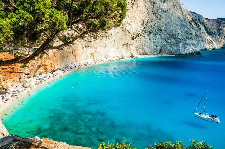 Porto Katsiki, Lefkada, Hy Lạp: Bãi biển Porto Katsiki nằm trên một hòn đảo tên là Lefkada ở biển Ionian. Mặc dù là một địa danh khó tiếp cận nhưng chuyến đi rất đáng giá, vì đây là một trong những bãi biển nước trong vắt tuyệt đẹp. Trên thực tế, nó được coi là một trong 10 bãi biển đẹp nhất Địa Trung Hải và là một trong những bãi biển đẹp nhất thế giới.
