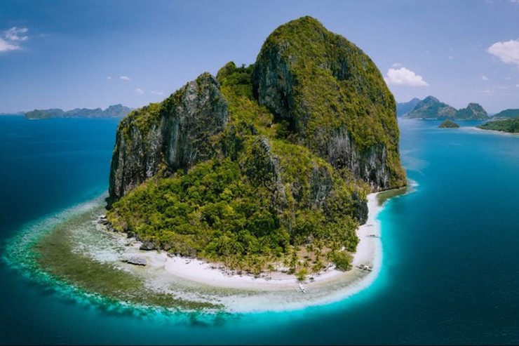 Bãi biển Ipil, El Nido, Đảo Palawan, Philippines: Bãi biển Ipil, một trong những bãi biển đẹp nhất thế giới, được biết là không có nhiều&nbsp;khách du lịch.&nbsp;Ngoài là một trong những bãi biển trong vắt tuyệt đẹp nhất, du khách có thể còn được nhìn thấy những chú khỉ, vô số san hô màu, cây cọ và những chú rùa thân thiện.
