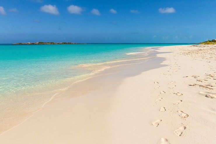 Bãi biển Tropic of Cancer, Bahamas: Bãi biển Tropic of Cancer là bãi biển nước trong vắt dài nhất ở Little Exuma, với chiều dài hơn 1,6km. Nước ở đây đặc biệt trong suốt, không có vật cản như san hô hay đá. Không có nhiều&nbsp;khách du lịch (do vị trí ẩn của nó) nên&nbsp;bãi biển này là một ốc đảo thực sự.
