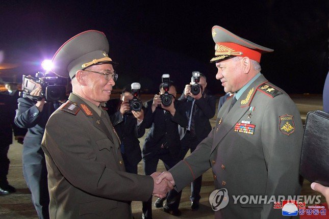 Bộ trưởng Quốc phòng Nga Sergei Shoigu bắt tay Bộ trưởng Quốc phòng Triều Tiên Kang Sun-nam khi đến Bình Nhưỡng vào ngày 25/7. Ảnh: Yonhap