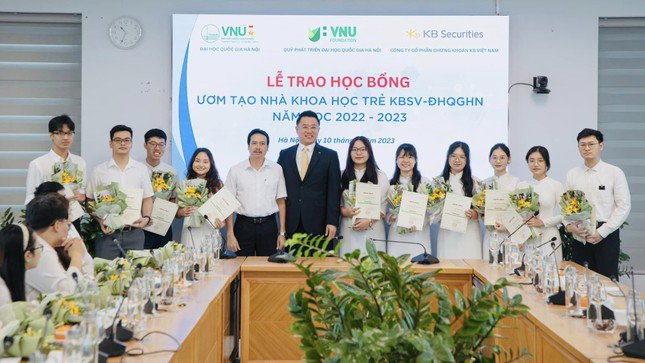 Thành tích 'khủng' của nữ sinh xứ Huế lọt Top 100 thủ lĩnh VNU - 4