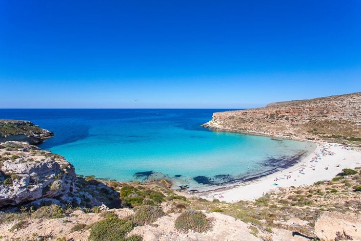 Bãi biển Rabbit, Sicily, Ý: Được đánh giá là bãi biển đẹp nhất thế giới bởi TripAdvisor vào năm 2013, hòn đảo ở Ý này nằm cách đất liền 160 km. Bên cạnh vẻ đẹp ấn tượng với làn nước trong vắt, bãi biển này còn từng là nơi sinh sống của người Ả Rập, Hy Lạp và La Mã, vì vậy hoạt động lặn biển ở những vùng nước này có thể mang tới trải nghiệm&nbsp;khám phá&nbsp;những di tích lịch sử.
