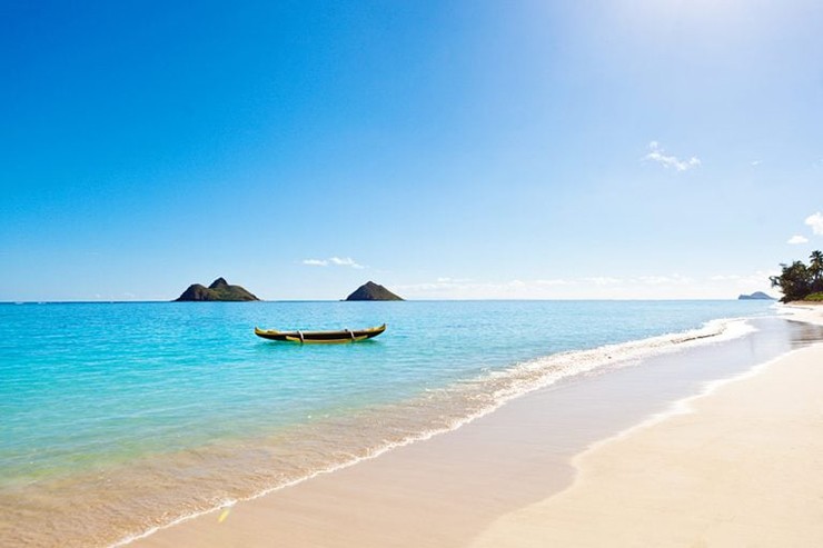 Bãi biển Lanikai, Oahu, Hawaii: Từ “lani kai” có nghĩa là “đại dương trên trời” và đó là mô tả thích hợp về bãi biển này. Nơi này&nbsp;hơi khó tìm nhưng đó là một phần lý do khiến nó trở thành thiên đường cách xa sự xô bồ&nbsp;ở Oahu. Làn nước trong xanh vô cùng ấn tượng&nbsp;ở đây sẽ quyến rũ bất kỳ du khách khó tính nào.
