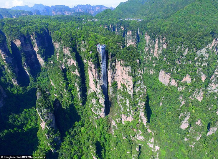 Nếu đi bằng thang máy này, du khách chỉ mất chưa đầy 2 phút để lên đỉnh núi thay vì 2 tiếng rưỡi leo núi vất vả.
