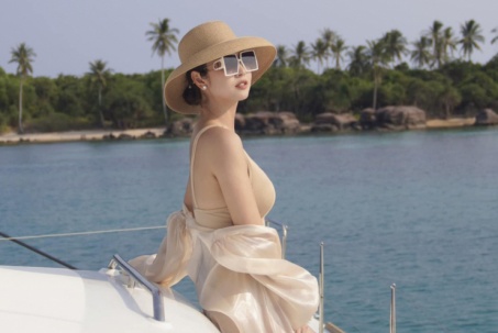 Jennifer Phạm mặc monokini trên du thuyền, khoe dáng "mẹ 4 con đẹp nhất Vbiz"