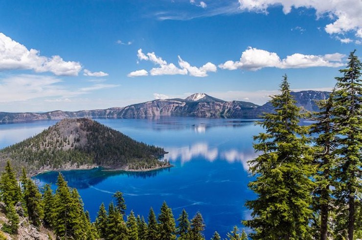 Hồ Crater Lake, Mỹ: Ở trung tâm&nbsp;dãy núi Cascade phía Nam Oregon, Công viên Quốc gia Hồ Crater là một thiên đường du lịch đáng kinh ngạc và tuyệt vời. Hồ nước xinh đẹp này thường bị mây che phủ, vì vậy hãy nhớ xem một trong các camera quay trực tiếp để xem thời tiết của hồ Crater Lake trước khi bạn bắt đầu đi bộ đường dài tới đây để có được những hình ảnh đẹp nhất.
