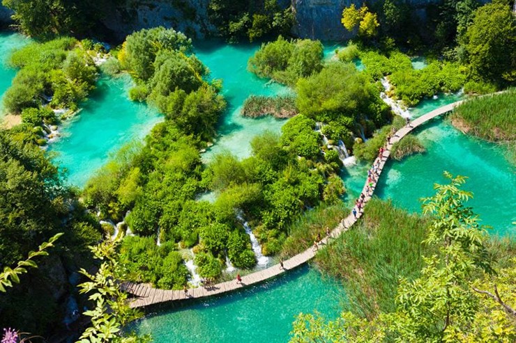 Vườn quốc gia hồ Plitvice, Croatia: Công viên quốc gia lâu đời nhất ở Croatia nổi tiếng với hàng loạt hồ nước màu ngọc lam được ngăn cách bởi hàng rào cây xanh rực rỡ. Đó thực sự là một trong những cảnh quan tuyệt đẹp nhất trên Trái đất.
