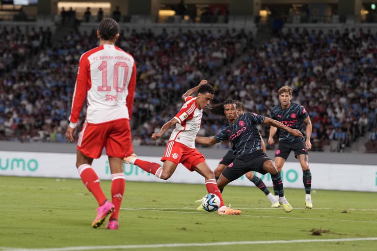 Bayern (áo đỏ trắng) chơi nỗ lực trước Man City