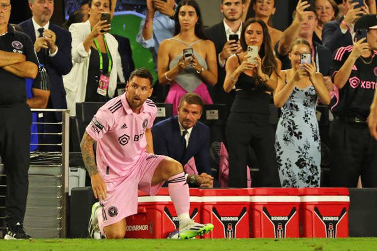 Beckham dở cười dở mếu: Messi rời sân là cổ động viên… bỏ về theo, vé bán ế bất ngờ - 1