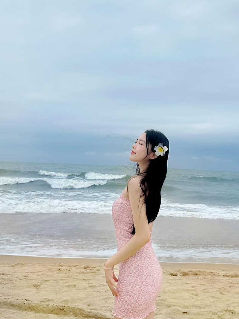 Gu mặc đi biển thu hút nhất từ trước đến nay của con gái Quyền Linh, Lưu Thiên Hương - 2
