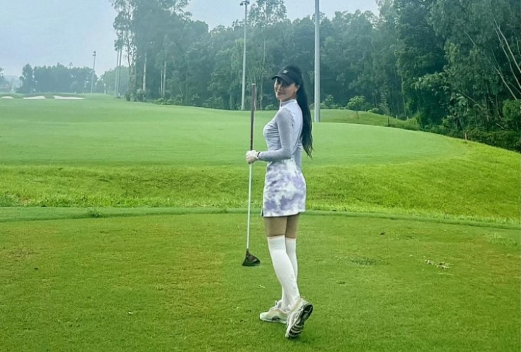 Cô thường xuyên chia sẻ hình ảnh về đời thường, hậu trường công việc hay đi chơi golf...
