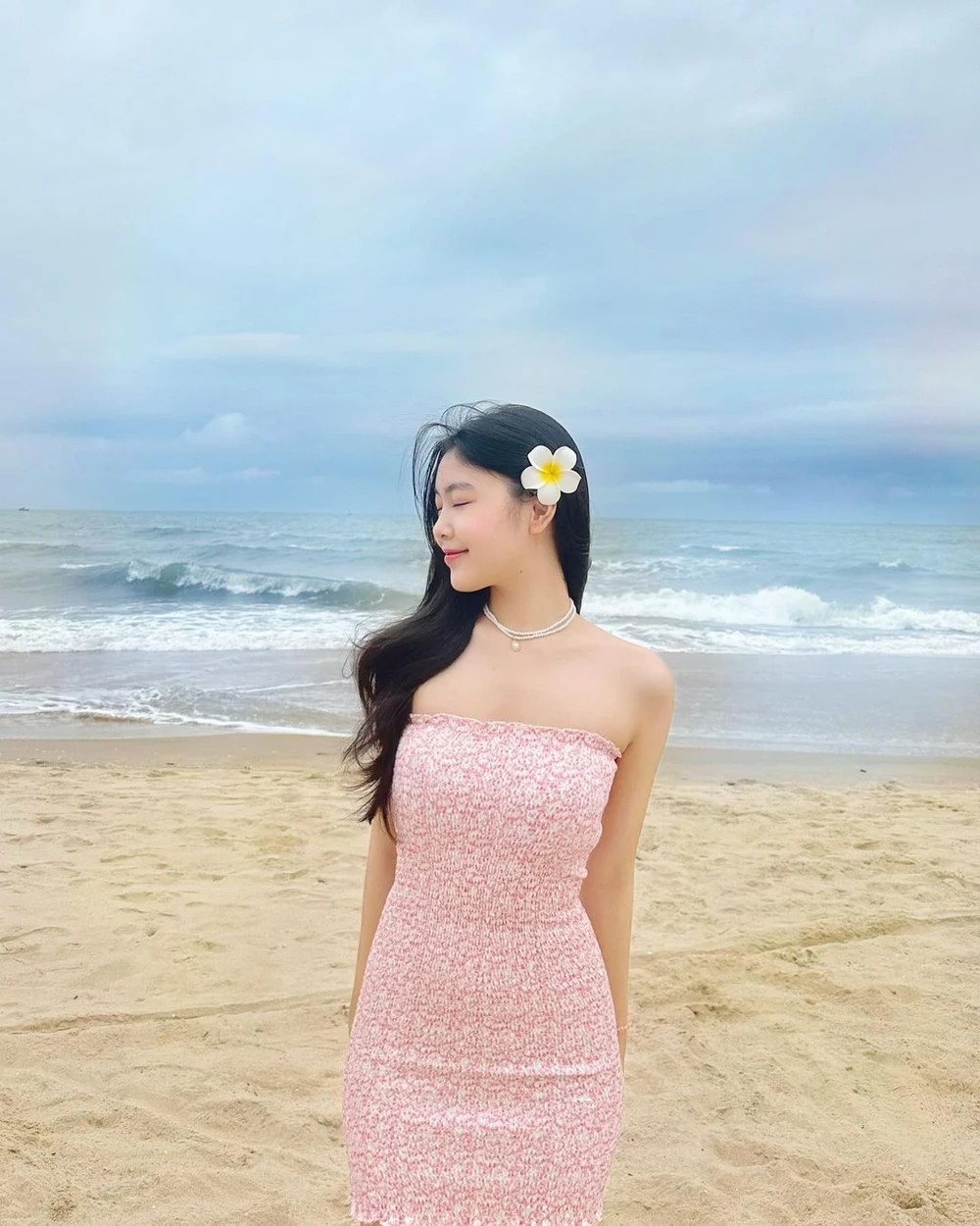 Gu mặc đi biển thu hút nhất từ trước đến nay của con gái Quyền Linh, Lưu Thiên Hương - 4