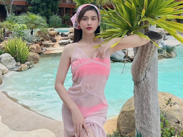 Trương Quỳnh Anh phối váy áo mỏng màu hồng nude với bikini màu hồng neon để tạo nên một tổng thể nhất quán.
