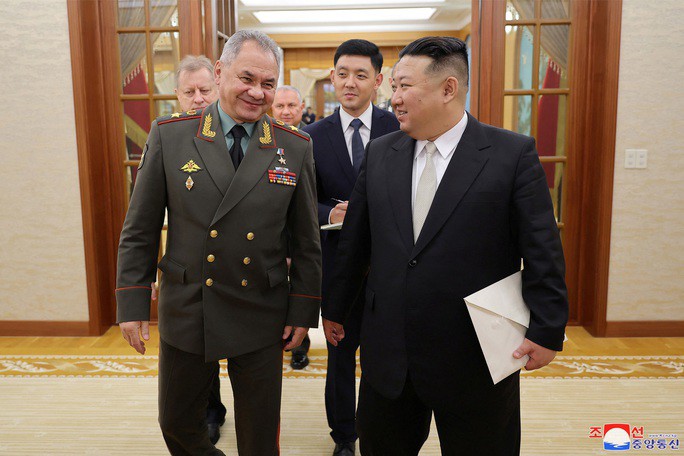 Nhà lãnh đạo Triều Tiên Kim Jong-un (phải) và Bộ trưởng Quốc phòng Nga Sergei Shoigu. Ảnh: KCNA