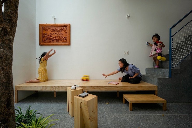 Nhà gồm 1 tầng trệt, 2 tầng lầu và 1 gác lửng. Tuy nhiên, mỗi chiếu nghỉ cầu thang lại được bố trí 1 sàn làm sân chơi cho trẻ, vì thế nếu tính mặt sàn thì căn nhà có tới 11 tầng.
