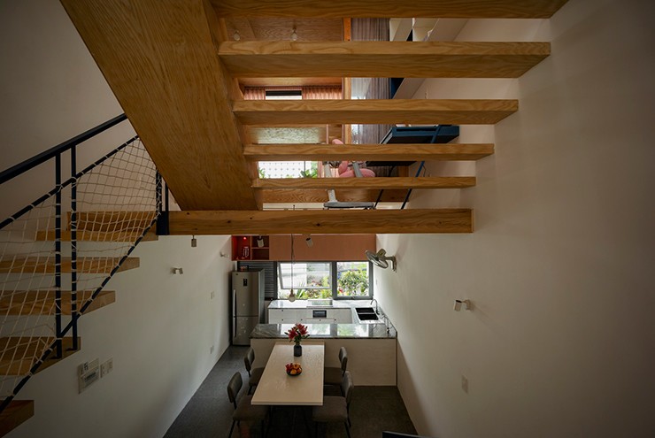 Kiến trúc sư đã sử dụng sàn gỗ thông nguyên khối cho vị trí các sàn, gỗ thưa và ván gỗ plywood cho sàn phòng ngủ và cầu thang.&nbsp;
