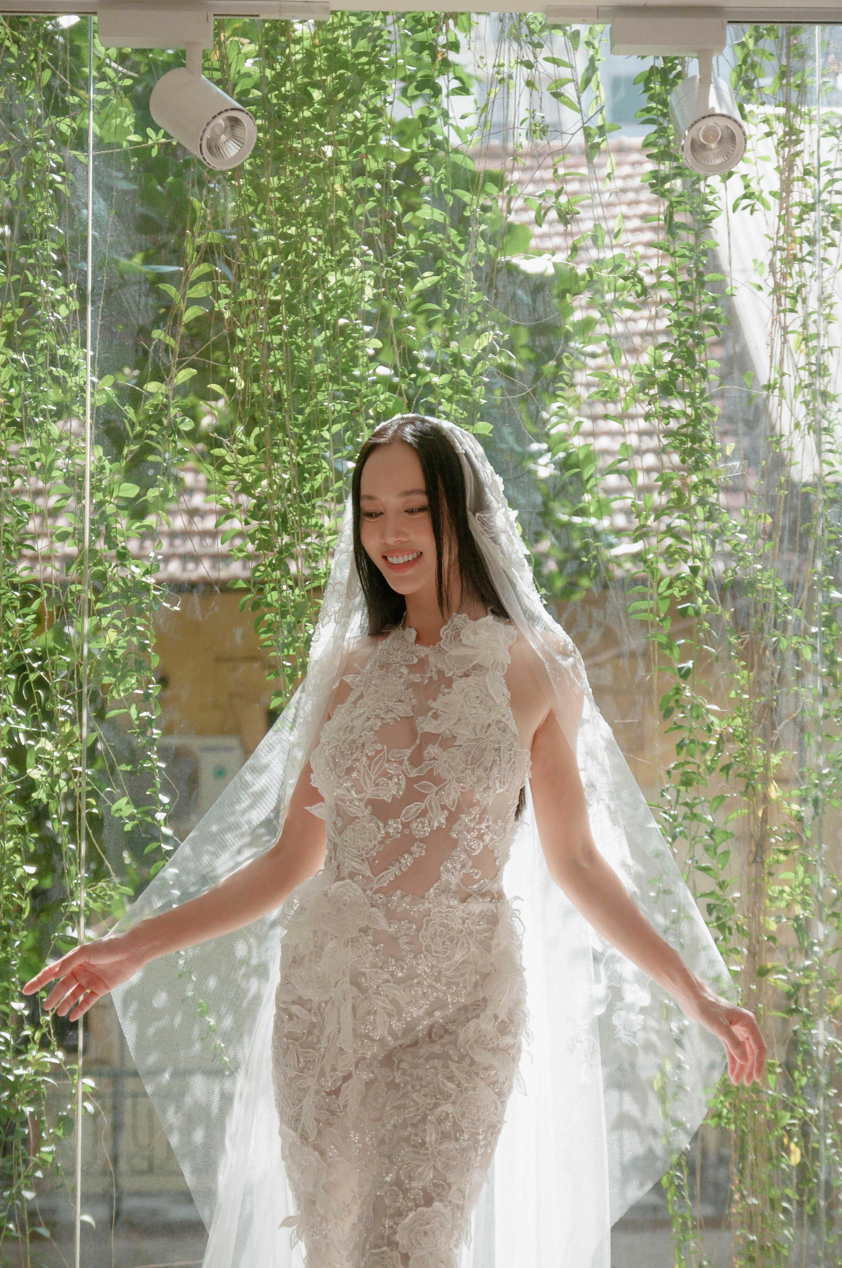 Lily Luta hóa công chúa gợi cảm với váy cưới xanh ngọc|Giải trí|Bản tin Sài  Gòn News|Tin Tức Sài Gòn