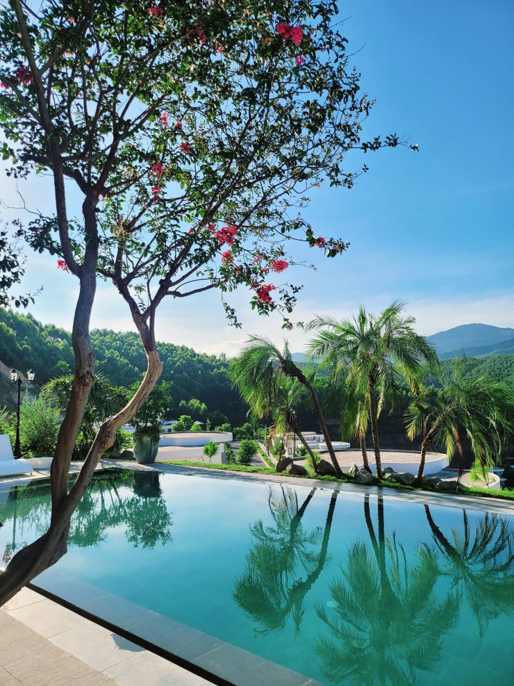 Mạnh Trường tậu biệt thự view núi, Việt Anh có cơ ngơi sang chảnh như khách sạn 5 sao