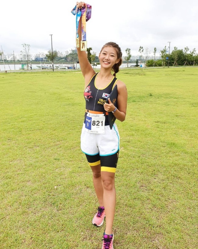 Mỹ nhân 27 tuổi này đã hoàn thành hàng chục cuộc thi với cự ly marathon dài 42,195 km. Thành tích tốt nhất của cô là 3 giờ 42 phút.
