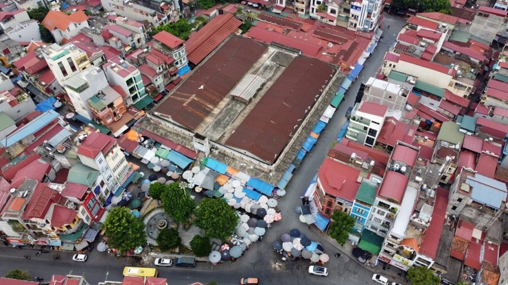 Chợ Nhớn là khu chợ dân sinh lớn nằm trên địa bàn phường Tiền An, TP Bắc Ninh (tỉnh Bắc Ninh), được đầu tư xây dựng từ năm 1991 với diện tích 5.600m2, trong đó 360m2 là khuôn viên, 340m2 là đường giao thông, diện tích sử dụng cho hoạt động kinh doanh khoảng là 4.900m2 (bao gồm các điểm kinh doanh và giao thông nội bộ).