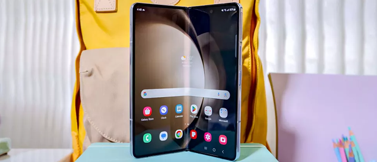 So với Galaxy Z Fold 4, cấu hình của Galaxy Z Fold 5 không có nhiều nâng cấp ngoại trừ chip Snapdragon 8 Gen 2 mới. Tuy nhiên, thiết kế bản lề mới giúp sản phẩm bền bỉ và cứng cáp hơn, mỏng hơn.
