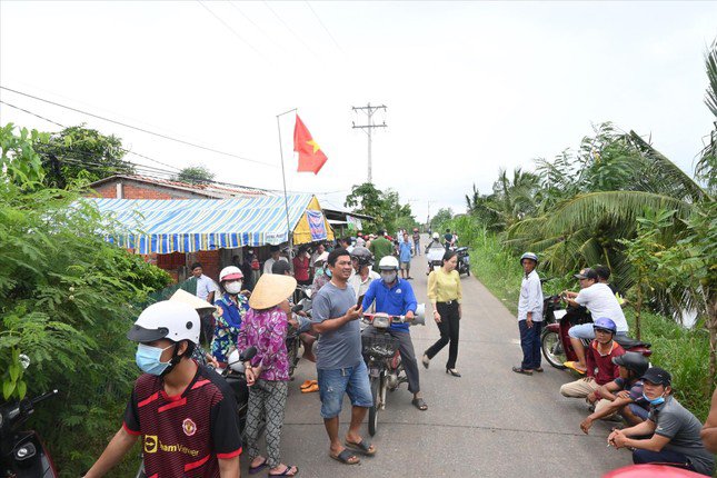 Người dân phản đối, ngăn không cho xe chở rác vào bên trong bãi rác An Hiệp. Ảnh: PV