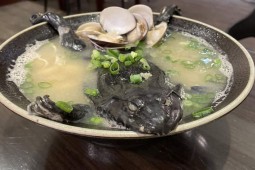 Nhà hàng gây sốc với món ramen ếch còn nguyên con da chưa lột