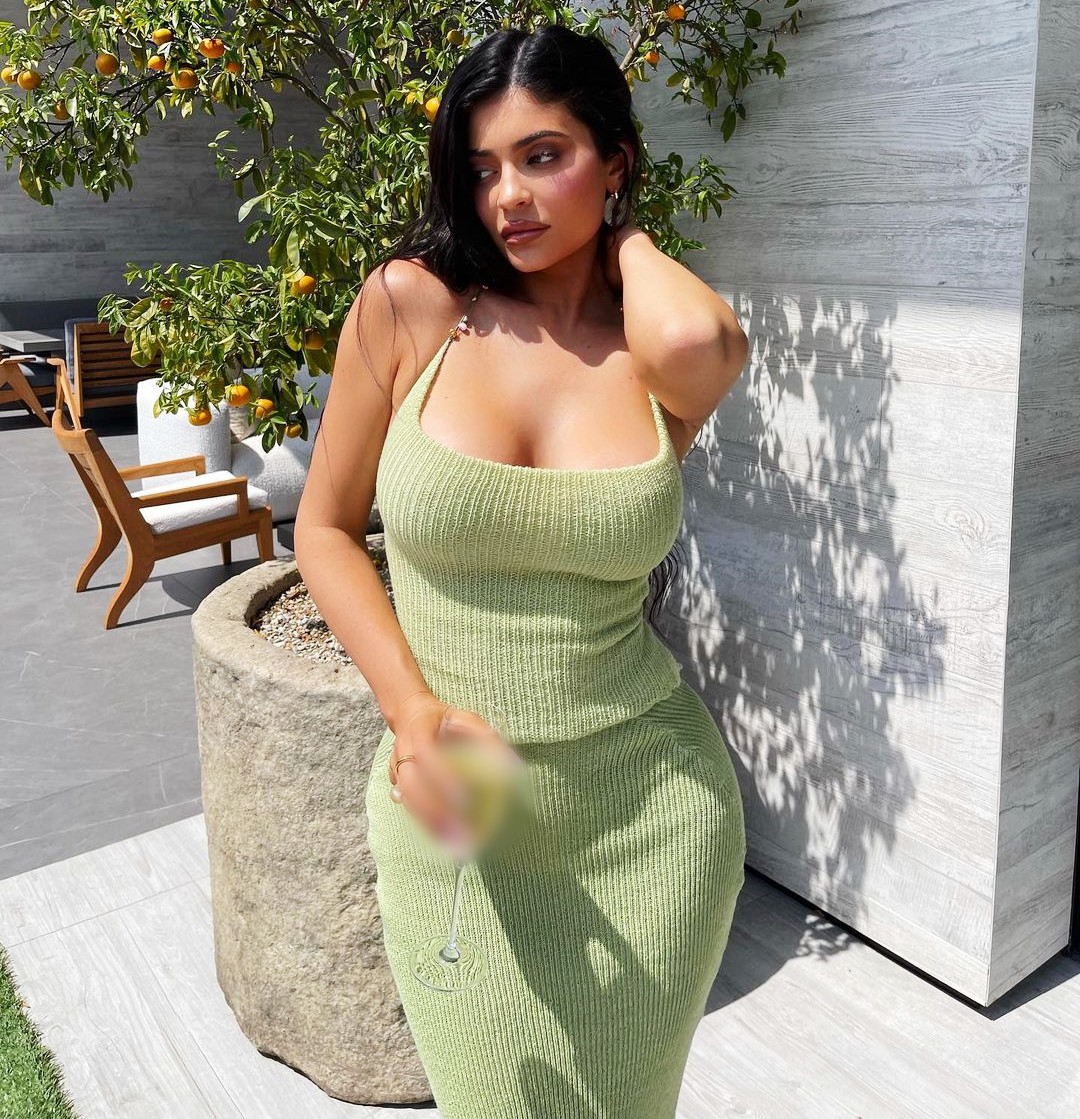 &nbsp;Kylie Jenner cũng cho hay cảm thấy hối hận vì đã can thiệp thẩm mỹ cho&nbsp;vòng 1.&nbsp;