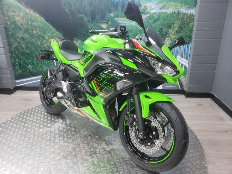 2. 2023 Kawasaki Ninja 650 nổi bật là mẫu xe tầm trung dễ điều khiển, có khả năng vận hành ổn định. Không giống với nhiều mẫu xe thể thao hơn, Ninja 650 có vị trí yên ngồi thẳng đứng, giúp cho việc vận hành xe thoải mái hơn. Xe có khả năng đạt công suất tối đa 68 mã lực. Tại Việt Nam mẫu mô tô này có giá bán đề xuất là 210 triệu đồng.