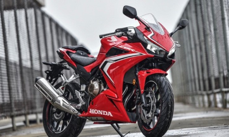 4. 2023 Honda CBR500R đem lại cảm giác cho người lái giống như một mẫu mô tô cỡ lớn. Xe đem lại khả năng vận hành rất trung tính, an toàn nhưng không nhàm chán mà vẫn có những phấn khích cho các tay lái mới. CBR500R đem lại không gian để chân nhiều hơn cho các lái xe và vận hành ổn định mà vẫn rất cơ động. Với khối động cơ đôi xi lanh, dung tích 471cc, CBR500R có khả năng cho công suất tối đa 50 mã lực. Tại Việt Nam, mẫu xe này có giá ước tính khoảng 187 triệu đồng.