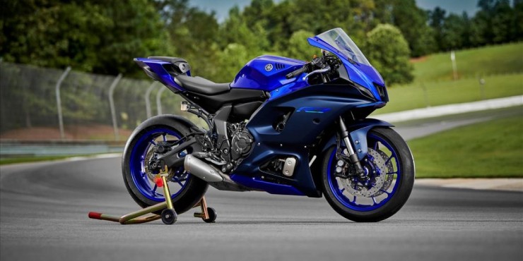 5. 2023 Yamaha YZF-R7 đem lại bước chuyển tiếp hoàn hảo cho các tay lái mới chuẩn bị vào các cung đường đua, tốc độ cao hơn. YZF-R7 đánh dấu một thế hệ xe thể thao mới với khối động cơ huyền thoại CP2 và phong cách. Khung gầm xe nhẹ và mỏng, nhưng vẫn rất bền chắc. Với khối động cơ 689cc, làm mát bằng chất lỏng, YZF-R7 có khả năng sản sinh công suất tối đa 73,4 mã lực và hoàn toàn có thể so sánh với bất kỳ mẫu xe nào cùng phân khúc. Mẫu mô tô này tại Việt Nam có giá đề xuất tầm 269 triệu đồng.