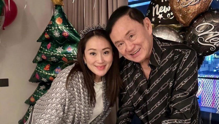 Ông Thaksin và con gái Paetongtarn Shinawatra - hiện đang là ứng cử viên thủ tướng Thái Lan của đảng Vì nước Thái. Ảnh: FACEBOOK