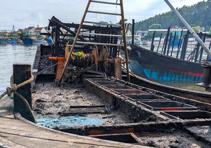 Toàn bộ máy móc đắt tiền, trang thiết bị hiện đại cùng hàng nghìn lít dầu trên các con tàu đều đã bị cháy rụi.