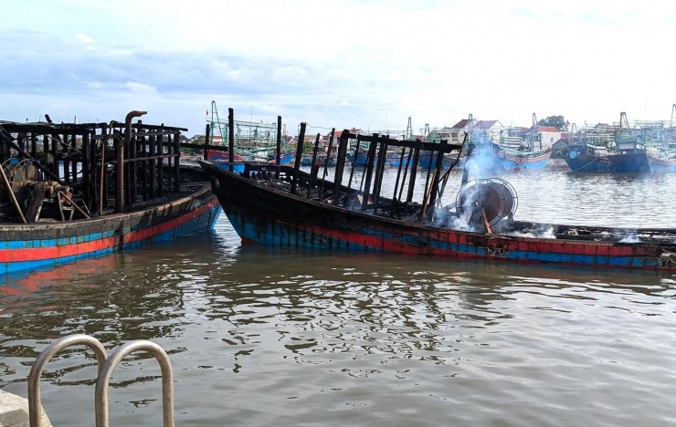 Vụ cháy đã khiến 5 con tàu bị lửa thiêu rụi. Trong đó 3 con tàu bị cháy hoàn toàn. 2 con tàu bị cháy còn sót một ít phần thân vỏ. Ảnh: P.Nam.